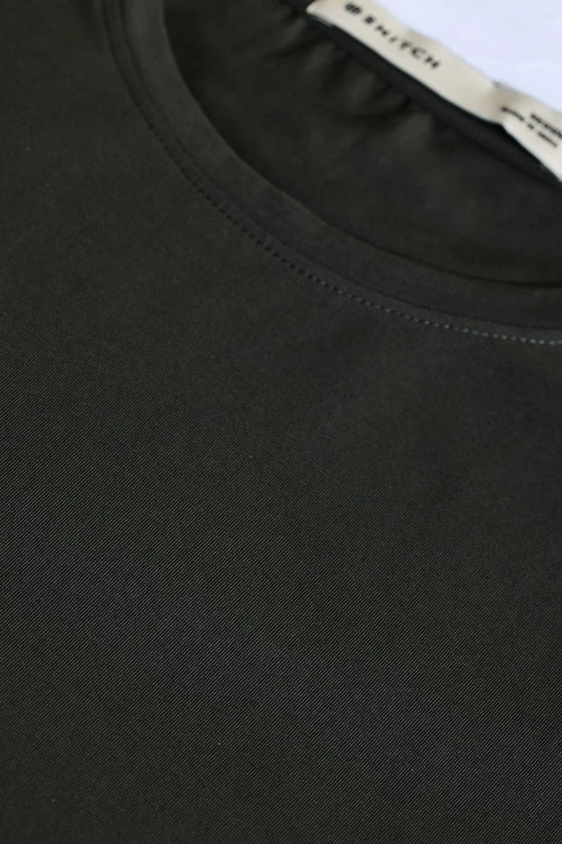 سنيتش تيشيرت أخضر داكن بقصة ضيقة ومرونة رباعية الاتجاهات